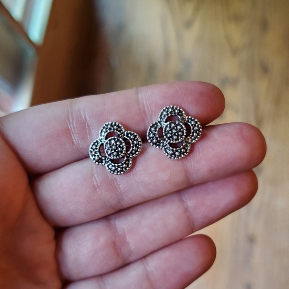Jewelry - NWOT Silver Quatrefoil Clover Stud Earrings